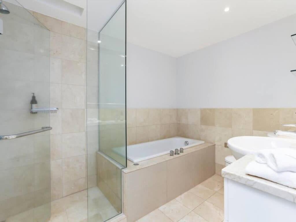Bright One Bedroom Beauty With Balcony And Unbeatable Views Окленд Екстер'єр фото